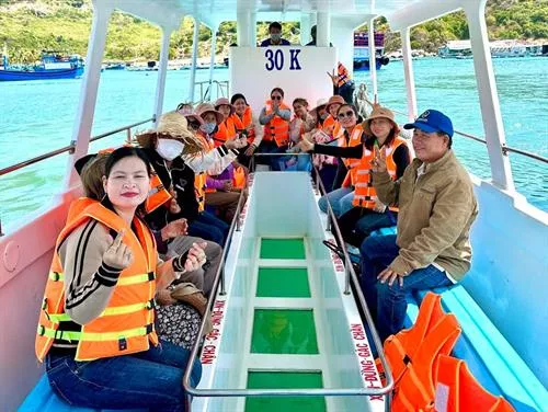 Vinh Hy Bay Day Tour – Snorkerling And Fishing Tour